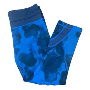 Lululemon Run Inspire Crop II Blue Floral Luxtreme Material Blue Floral Size 6
